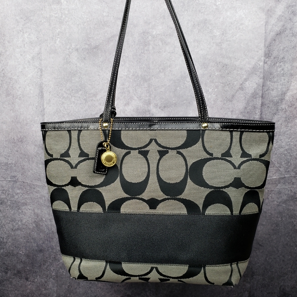 Coach G0768-10124 Hand Bag. Beautiful bag with several dangling Coach tag